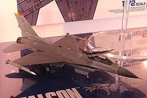 60786 Tamiya 1/72 F-16Cj Fighting Falcon 60786 - Image 1