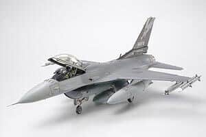 61101 Tamiya F-16C (Black 25/32) 61101 - Image 1