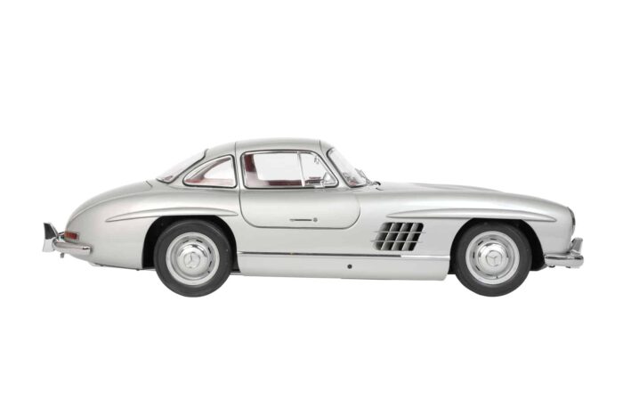 IXO Collections Mercedes 300 SL Silver 1/8th Scale Metal & Plastic Kit IXCMBCFK - Image 3