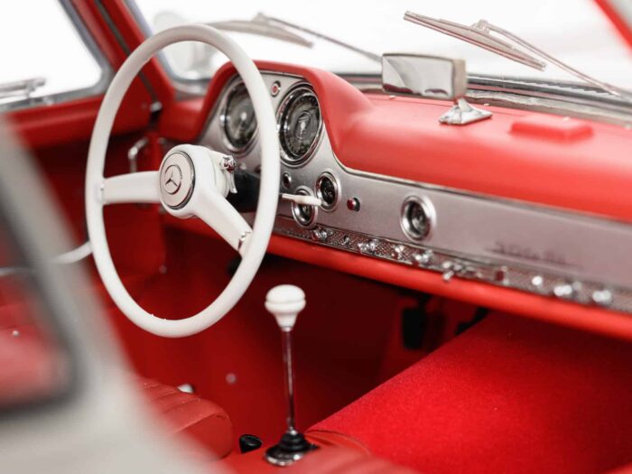 IXO Collections Mercedes 300 SL Silver 1/8th Scale Metal & Plastic Kit IXCMBCFK - Image 5