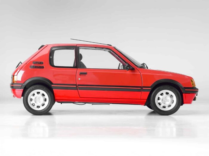 IXO Collections Red Peugeot 205 1.9 GTI 1/8th Scale Metal & Plastic Kit IXCPEUFK - Image 4