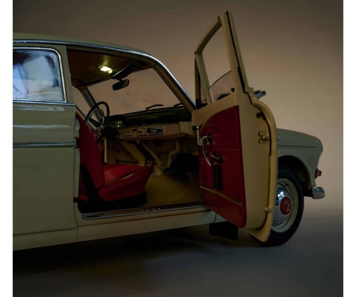 IXO Collections Volvo S122 Amazon 1/8th Scale Metal & Plastic Kit IXCVOLFK - Image 2