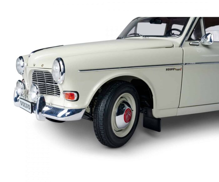 IXO Collections Volvo S122 Amazon 1/8th Scale Metal & Plastic Kit IXCVOLFK - Image 18